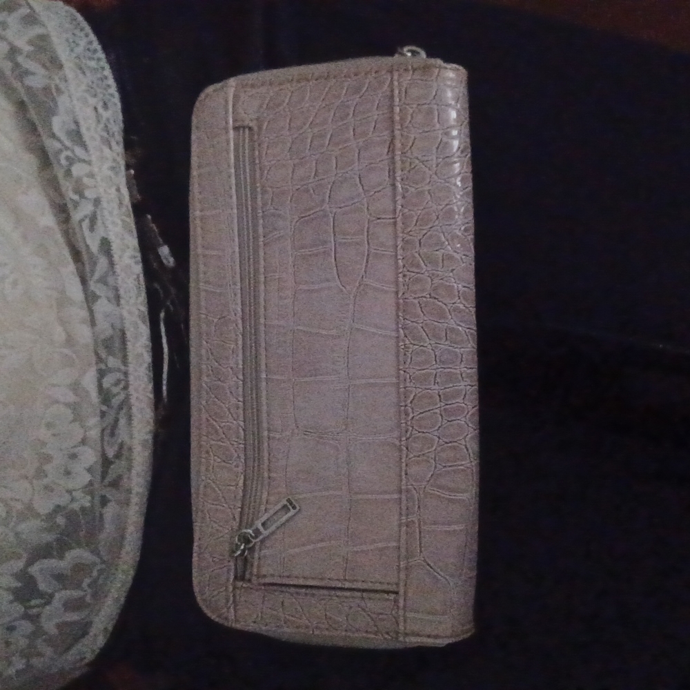 GUESS wallet - Picture 3 of 10